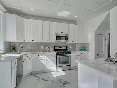 Kitchen island & tile flooring